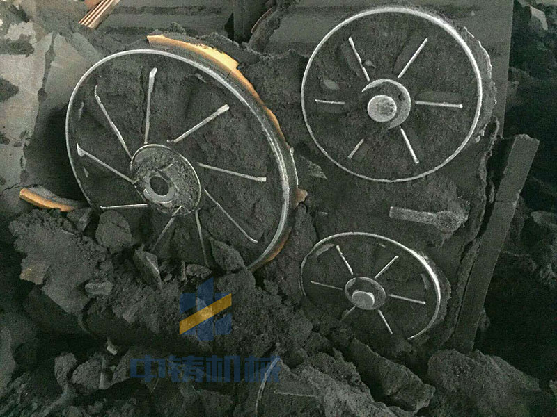 砂型澆注后鑄件冷卻后砂型破碎后的效果圖片